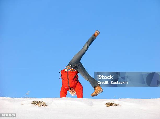 Inverno Cambalhota - Fotografias de stock e mais imagens de Adolescente - Adolescente, Ao Ar Livre, Atividade Acrobática