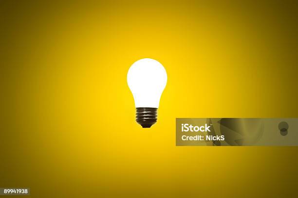 Lampadina Su Giallo - Fotografie stock e altre immagini di Attrezzatura per illuminazione - Attrezzatura per illuminazione, Colore brillante, Composizione orizzontale