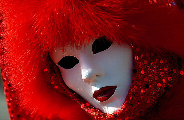 白の女性のマスクに、レッドのコスチュームにベニスのカーニバル - mythology venice italy carnival mask ストックフォトと画像