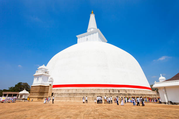 ruwanwelisaya 仏舎利塔、スリランカのアヌラーダプラ - north central sri lanka ストックフォトと画像