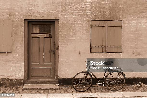 Foto de De Bicicleta e mais fotos de stock de Apartamento - Apartamento, Arcaico, Arquitetura