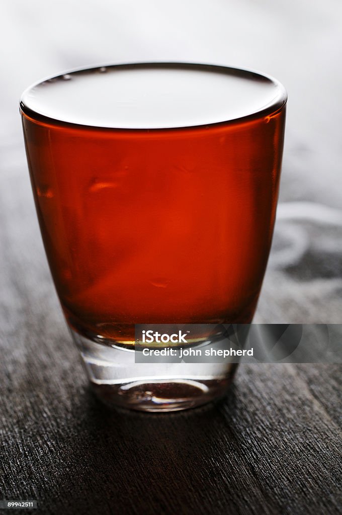, bourbon whisky escocés, toma copa Contraluz contra de roble oscuro - Foto de stock de Alcoholismo libre de derechos