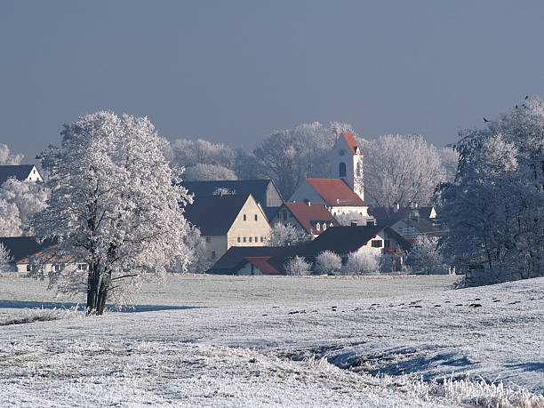 small village en invierno por la mañana - foto de stock