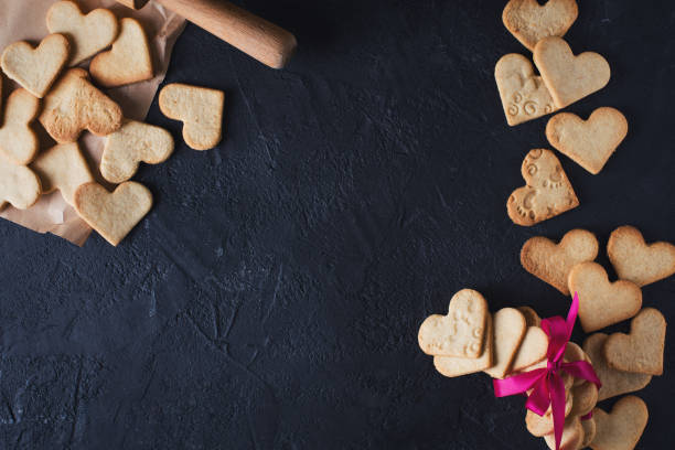 istock Cookies shape of heart on blak table 899428326