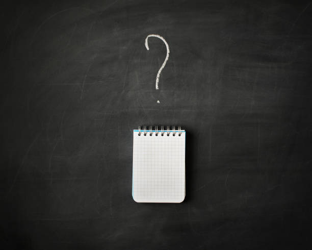 istock Small note with painting on chalkboard question mark. concept - what write. 899428600
