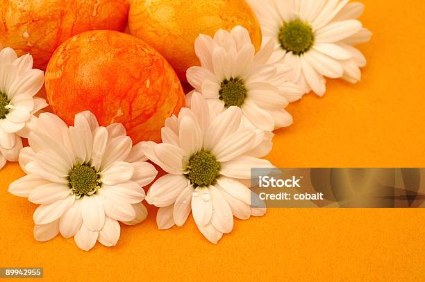 Arancio Uova Di Pasqua - Fotografie stock e altre immagini di Arancione - Arancione, Calore - Concetto, Cartolina di auguri