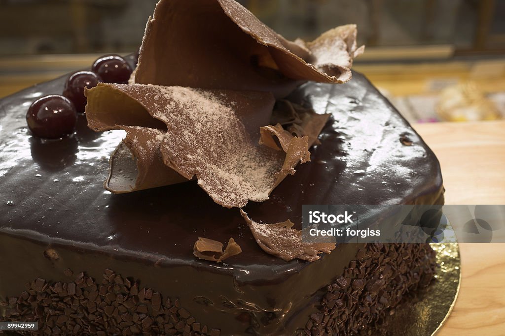 自家製ケーキにチョコレートをからめたチェリーズと粉 - カラー画像のロイヤリティフリーストックフォト