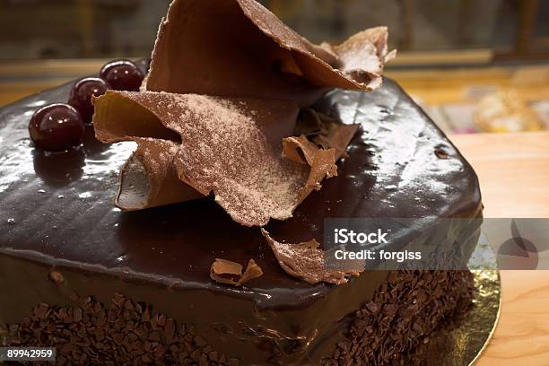 Foto de Bolo De Vidro Feitos À Mão Com Cerejas E Flocos De Chocolate e mais fotos de stock de Alimentação Não-saudável