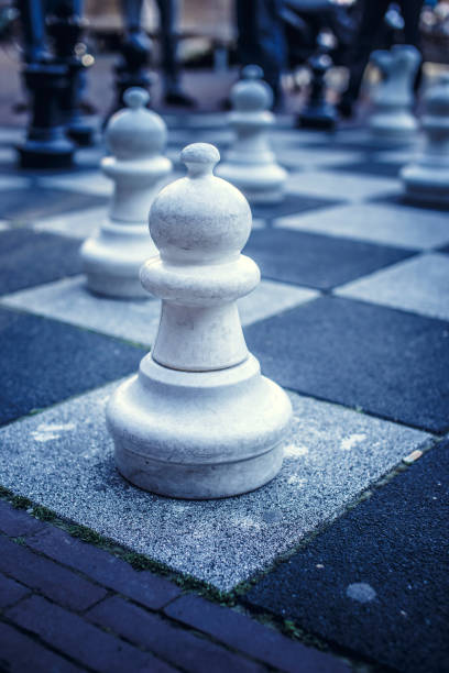 duża plansa z szachami na ulicy. - chessmaster zdjęcia i obrazy z banku zdjęć
