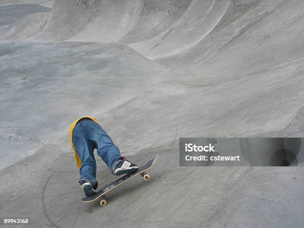 Skatista De Relatórios Sem Notificação Headless - Fotografias de stock e mais imagens de Skate - Atividade Recreativa - Skate - Atividade Recreativa, Skate - Equipamento Desportivo, Esquisito