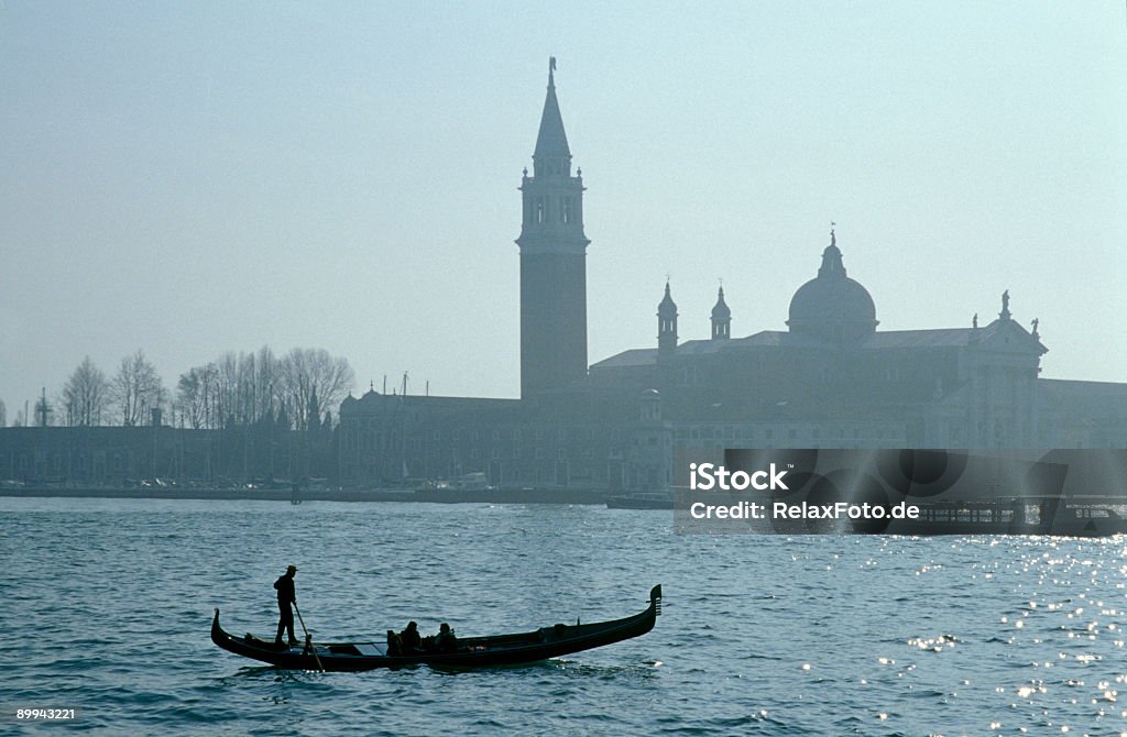 San Giorgio マッジョーレ ヴェネツィアの大運河にゴンドラ - イタリアのロイヤリティフリーストックフォト
