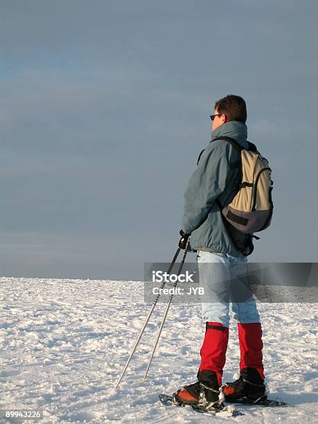 Olhar Novos Horizontes No 2 - Fotografias de stock e mais imagens de Adulto - Adulto, Ao Ar Livre, Azul