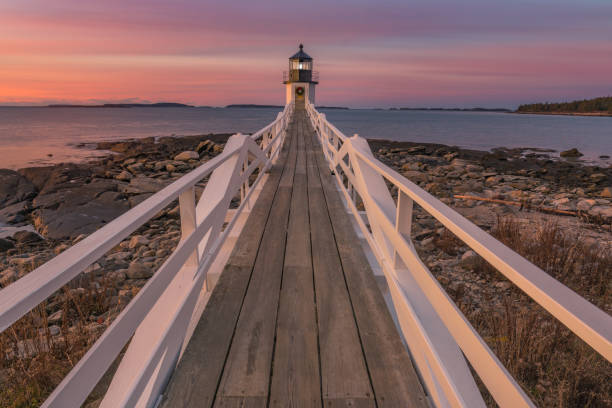 marshall point lighthouse bei sonnenaufgang - maine marshall point lighthouse port clyde lighthouse stock-fotos und bilder