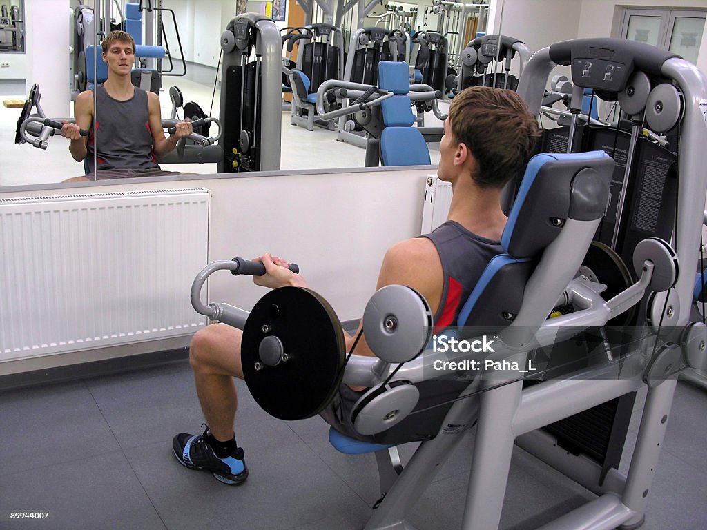 Uomo in un health club - Foto stock royalty-free di Acciaio