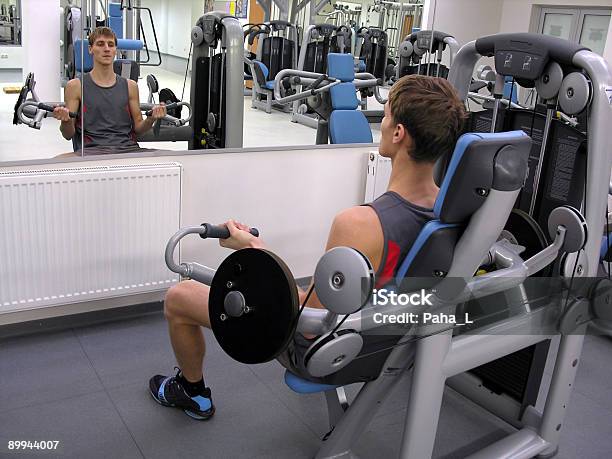 Homem No Health Club - Fotografias de stock e mais imagens de Adulto - Adulto, Alimentação Não-saudável, Aparelho de Musculação