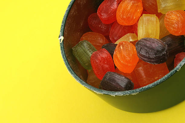 colorido gotas de fruta amarelo - hard candy candy directly above remote imagens e fotografias de stock