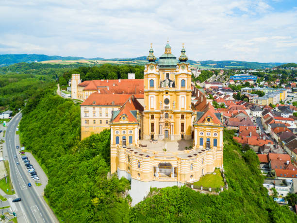 vista aérea do mosteiro de melk - danube river danube valley austria valley - fotografias e filmes do acervo