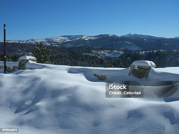 Photo libre de droit de Mur Couvert De Neige De La Sierra Nevada banque d'images et plus d'images libres de droit de Grands axes de circulation - Grands axes de circulation, Octogénaire et plus, Admirer le paysage