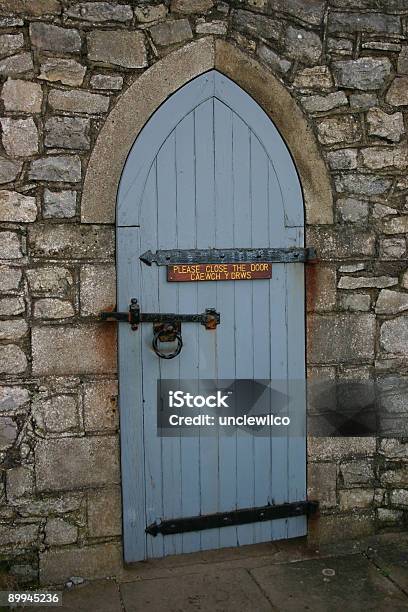 Foto de Feche A Porta e mais fotos de stock de Castelo - Castelo, Horta, Canteiro de Flores