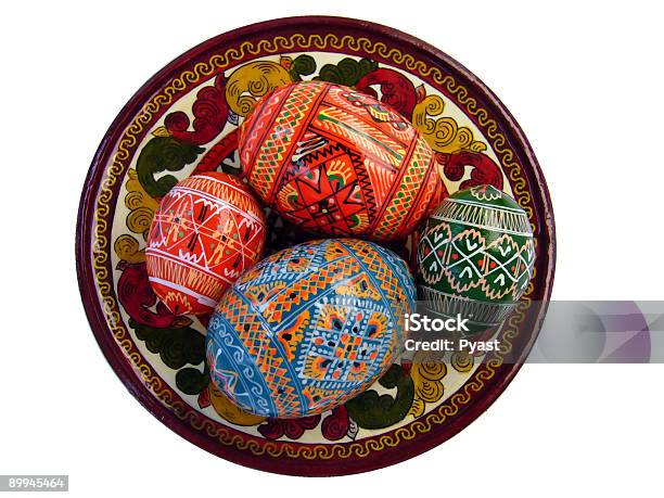 Photo libre de droit de Oeufs De Pâques Sur Un Plat Traditionnel Russe banque d'images et plus d'images libres de droit de Art - Art, Artisanat, Assiette