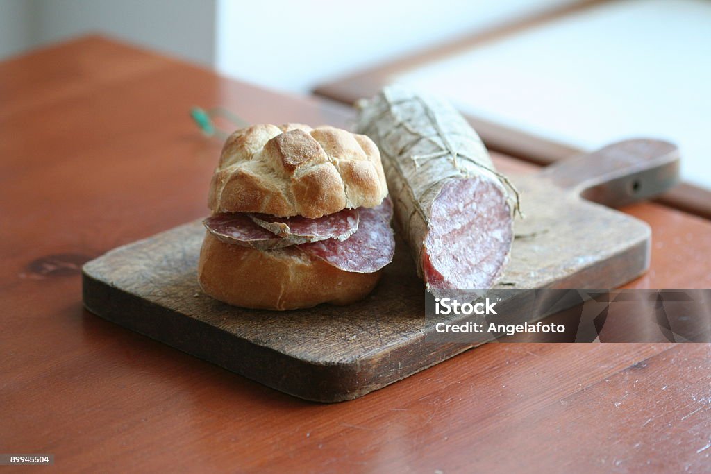 Salami sandwich sur une table - Photo de Apéritif libre de droits