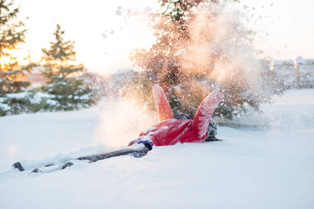 зимнее время отступление - девушка играет в глубокий снег на закате - snowshoeing snowshoe child winter стоковые фото и изображения