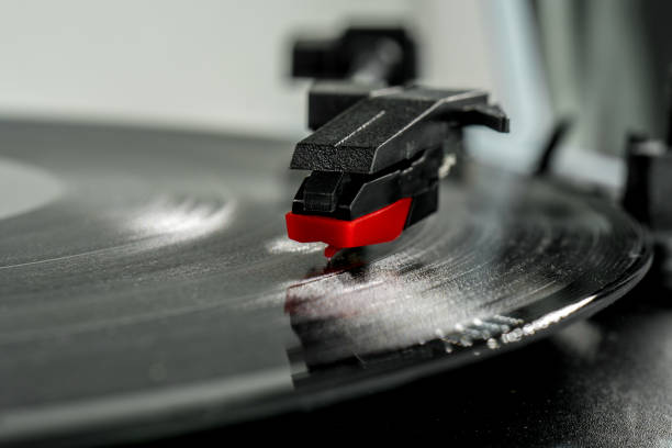 istock Old record player stylus on a rotating disc, vintage 899458222