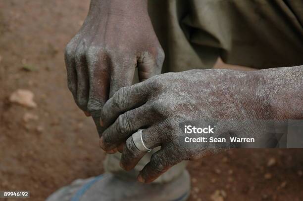 Las Manos De Un Hombre Africano Foto de stock y más banco de imágenes de Adulto - Adulto, Arrugado, Cansado