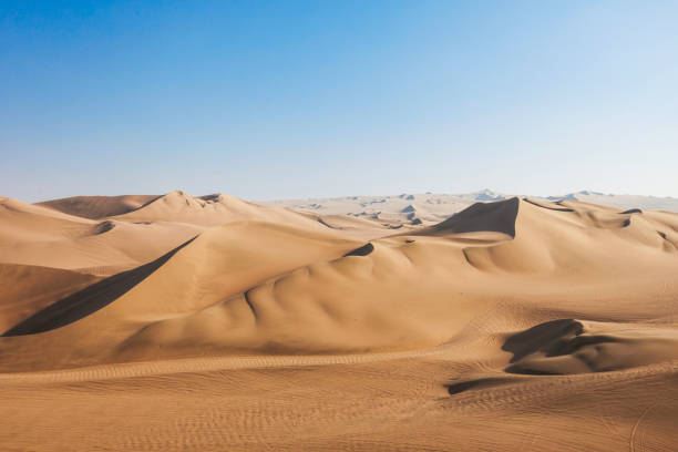 huacachina desert dunes - southern usa sand textured photography imagens e fotografias de stock