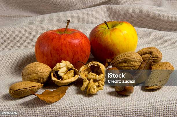 Manzanas Y Tuercas Foto de stock y más banco de imágenes de Agrietado - Agrietado, Almendra, Arpillera