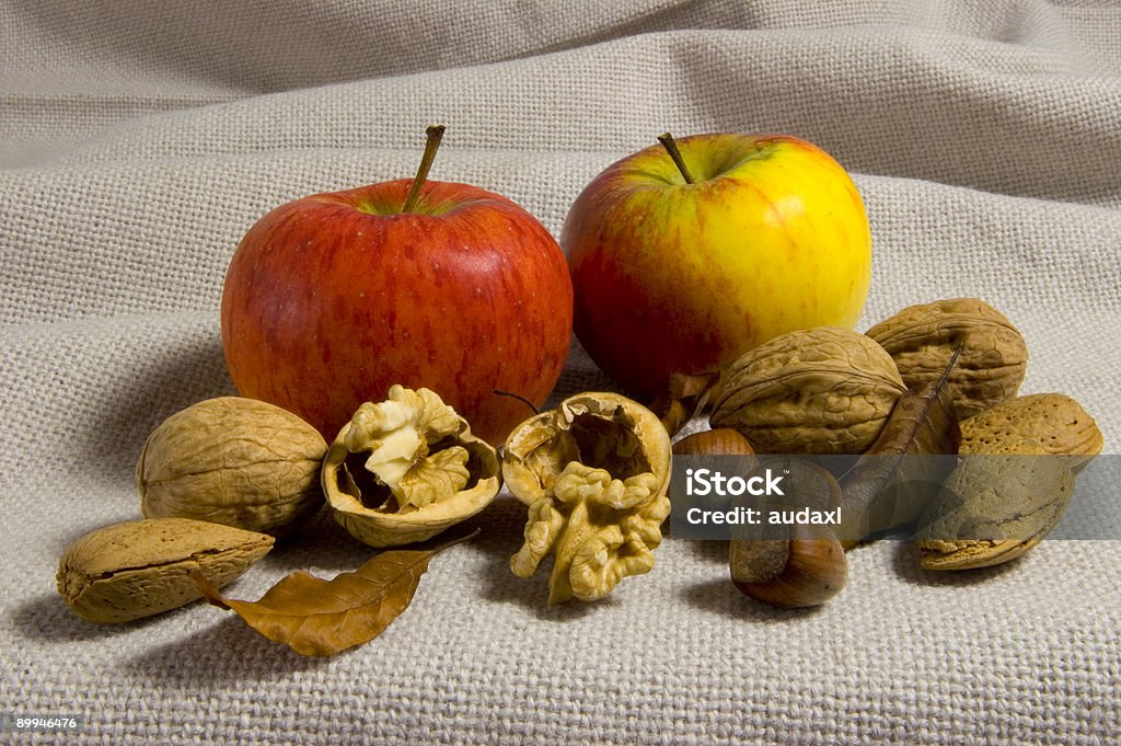 Des pommes et des fruits à coque - Photo de Amande libre de droits
