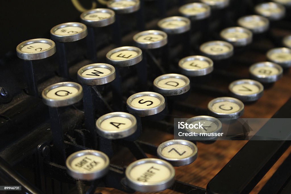 Vieja máquina de escribir - Foto de stock de Antigualla libre de derechos