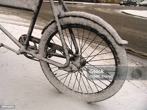 Bicicleta En Snowstorm Foto de stock y más banco de imágenes de Aire libre - Aire libre, Bicicleta, Calle