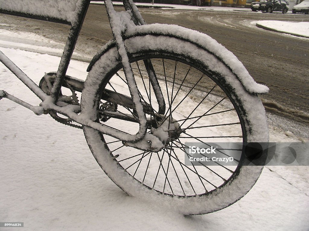 Bicicletta nella neve molto forte - Foto stock royalty-free di Ambientazione esterna