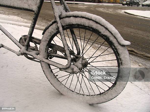 Bicicletta Nella Neve Molto Forte - Fotografie stock e altre immagini di Ambientazione esterna - Ambientazione esterna, Bicicletta, Città