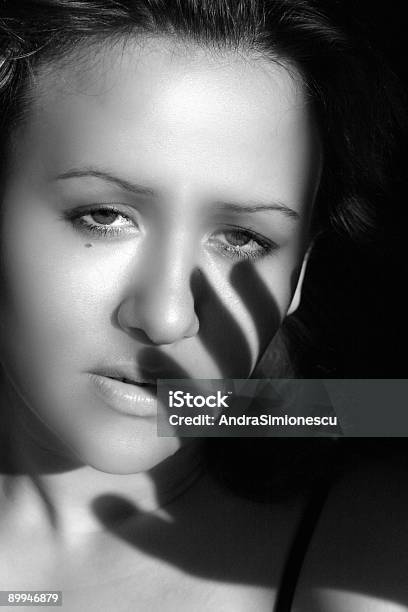 Foto de Sombras e mais fotos de stock de Adulto - Adulto, Apavorado, Beleza