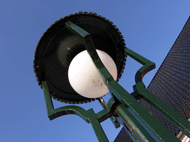 nero vecchia lampada cielo blu - denmark street street light design foto e immagini stock