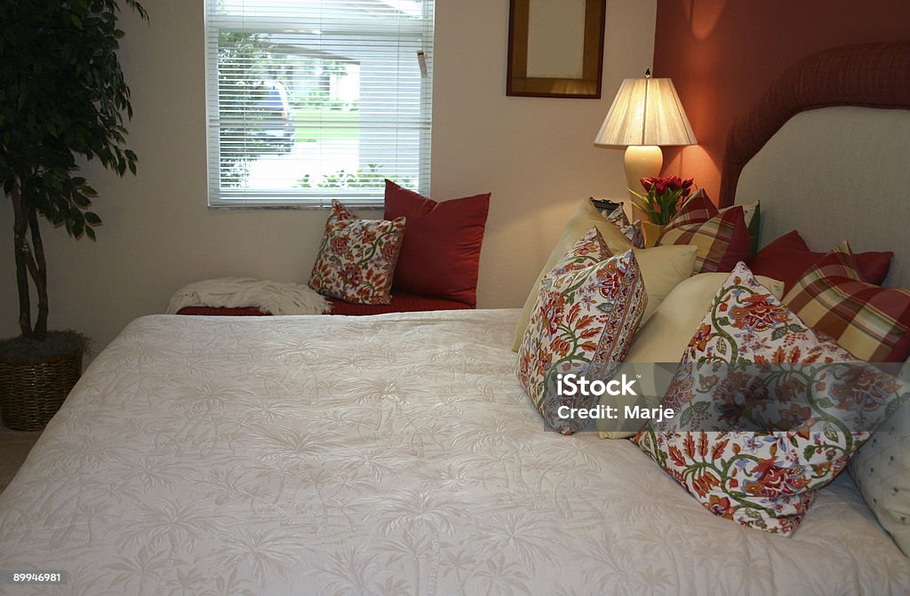 Hermoso y colorido almohadas de la cama - Foto de stock de Acogedor libre de derechos