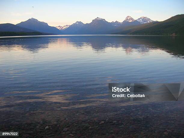 Lake Mcdonald Glacier National Park - zdjęcia stockowe i więcej obrazów Bez ludzi - Bez ludzi, Brzask, Błyszczący