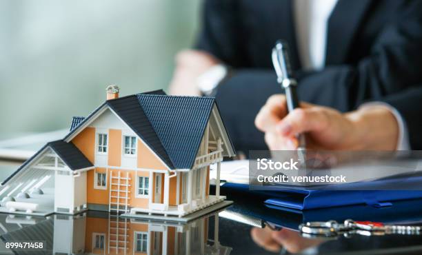 Kaufvertrag Für Neues Haus Stockfoto und mehr Bilder von Hypothek - Hypothek, Hypotheken-Dokument, Immobilie
