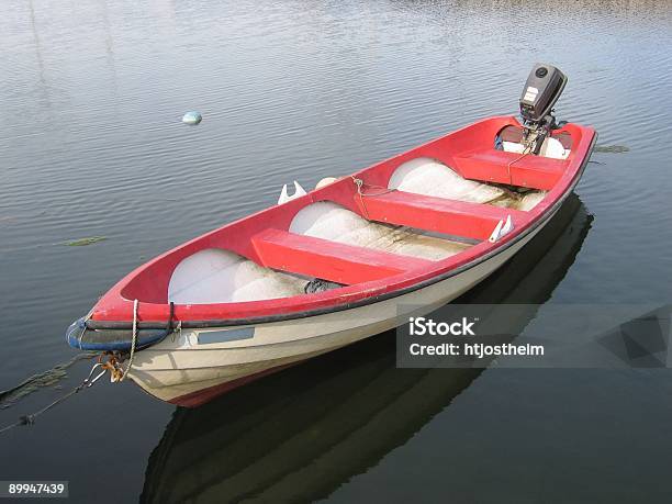 Barco A Remos Com Motor - Fotografias de stock e mais imagens de Ao Ar Livre - Ao Ar Livre, Atracado, Barco a Remos