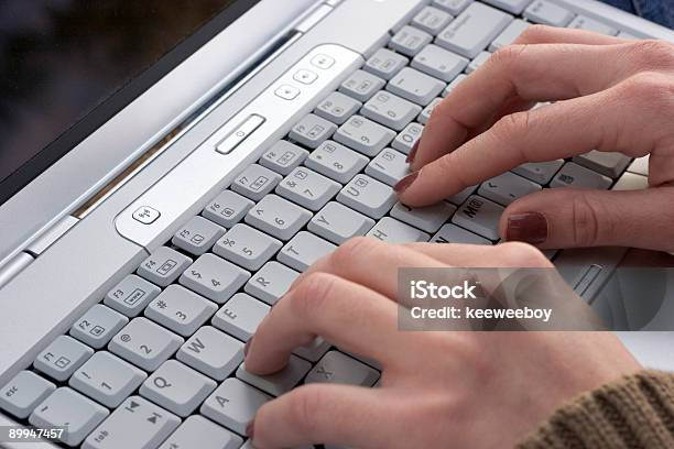 Foto de Teclado De Laptop e mais fotos de stock de Adolescente - Adolescente, Adolescência, Adulto