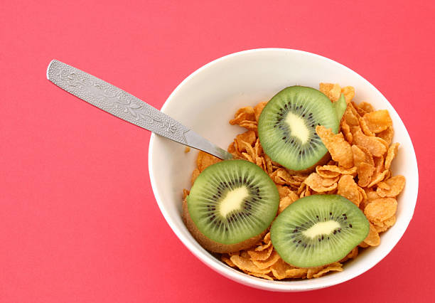 lekkie śniadanie-płatki kukurydziane z kiwi - healthy eating profile tropical fruit fruit zdjęcia i obrazy z banku zdjęć