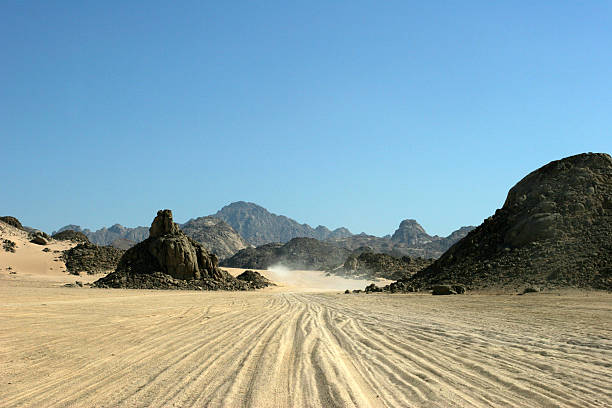 montagnes du désert - tire track egypt track africa photos et images de collection