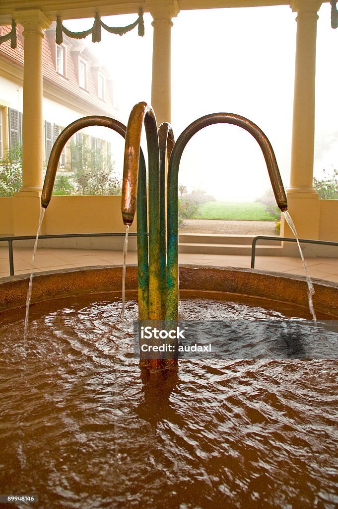 Fontaine d'eau minérale - Photo de Bizarre libre de droits