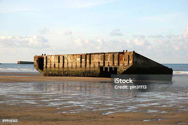 Mulberry Harbour Arromanches Normandia - Fotografie stock e altre immagini di Mora - Mora, Porto marittimo, Ambientazione esterna