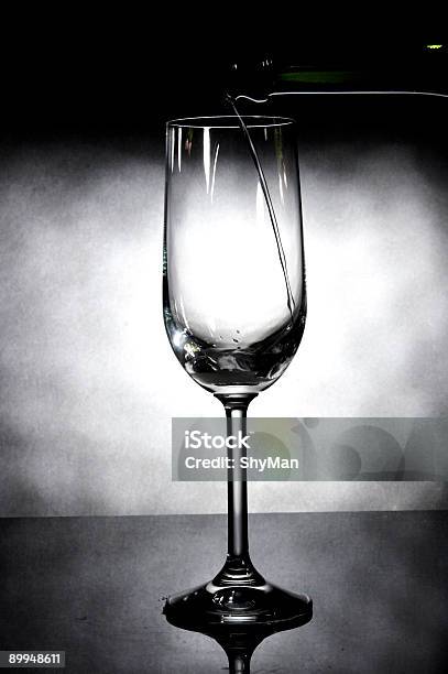 Verter Champagne - Fotografias de stock e mais imagens de Bebida Alcoólica - Bebida Alcoólica, Bolha - Estrutura Física, Brinde