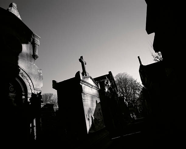 cemitério montmartre, paris. - cemetery montmartre paris france france imagens e fotografias de stock