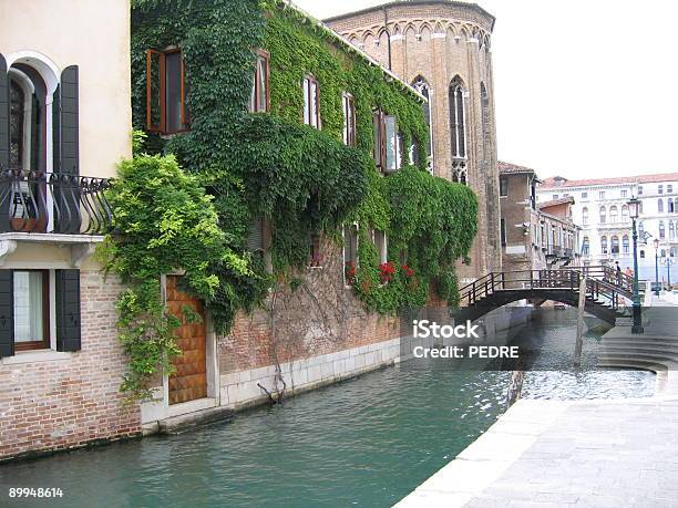 Photo libre de droit de Canal Près Du Salut banque d'images et plus d'images libres de droit de Bâtiment vu de l'extérieur - Bâtiment vu de l'extérieur, Canal - Eau vive, Culture italienne