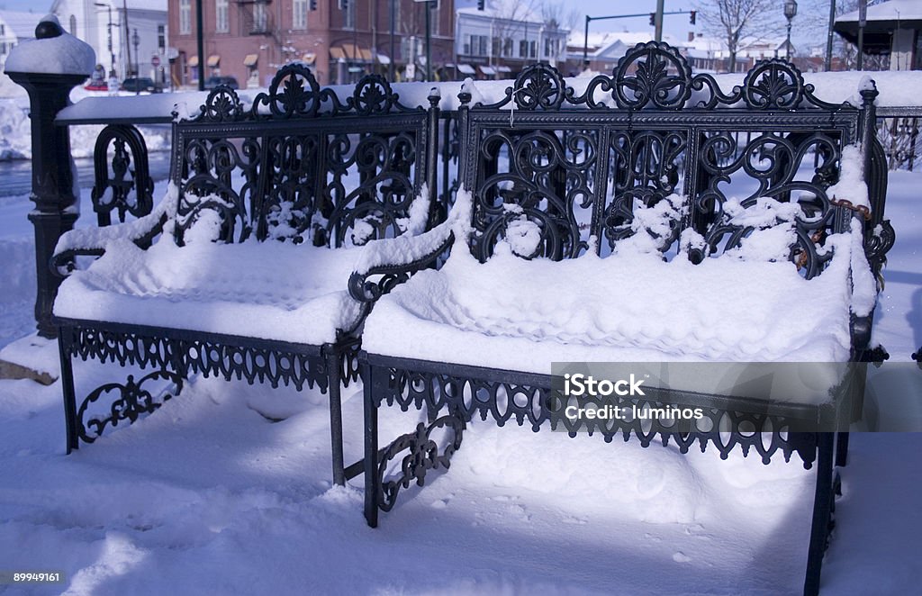 Anticuario bancos en la nieve - Foto de stock de Aire libre libre de derechos